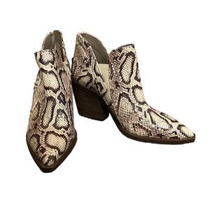VINCE CAMUTO BOOTIES
